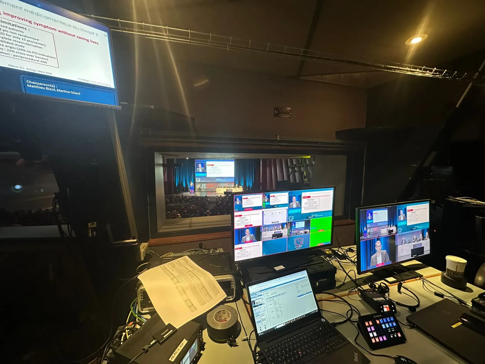 Photo d'une régie vidéo avec l'installation complète de captation et de synthés en chroma key