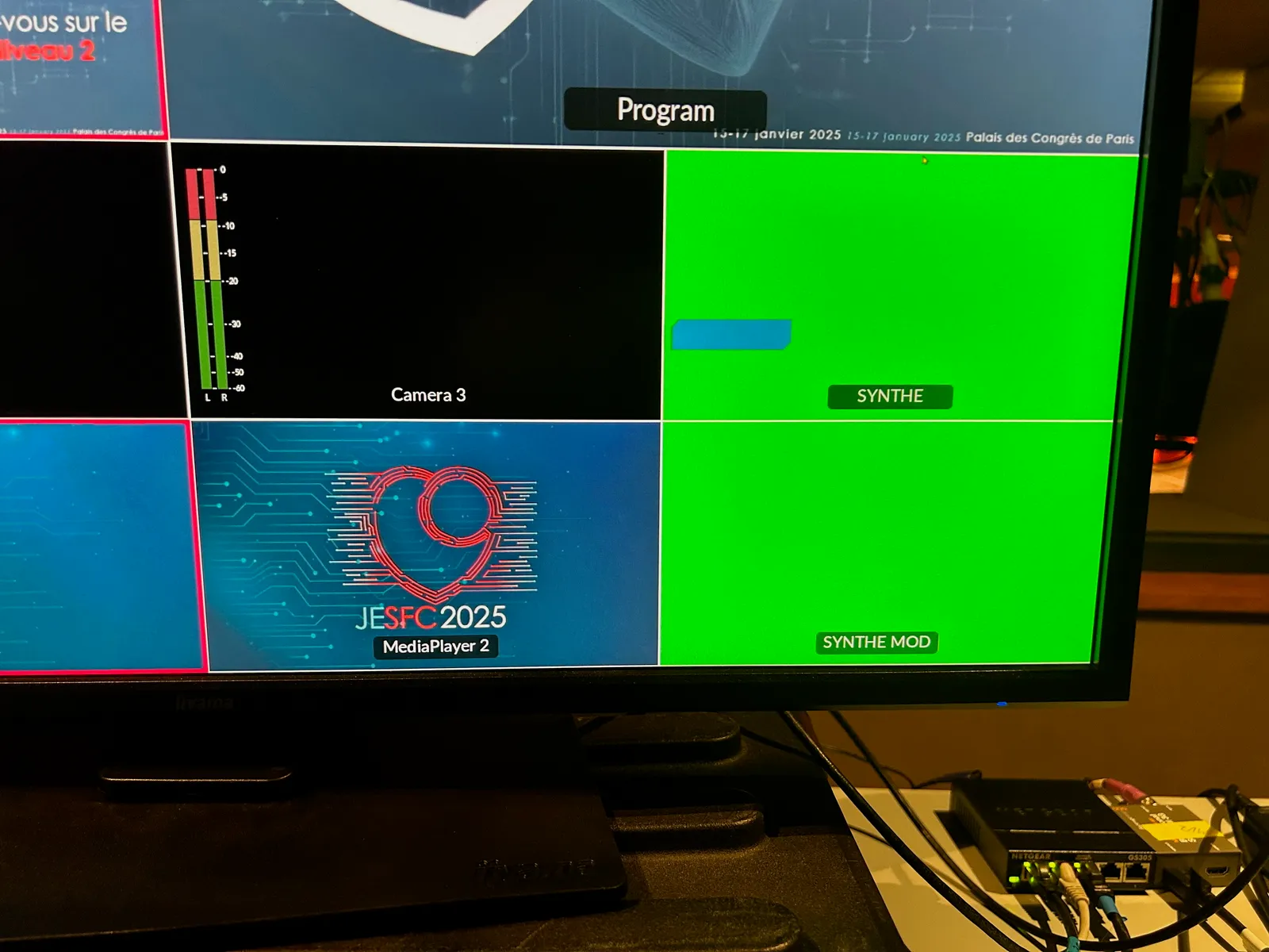 Photo d'un écran avec la représentation précise d'un synthé sur fond vert