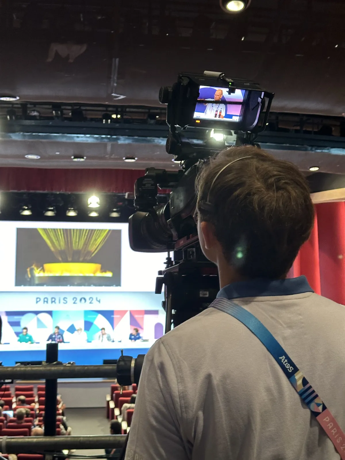 Opérateur caméra filmant une conférence de presse Paris 2024